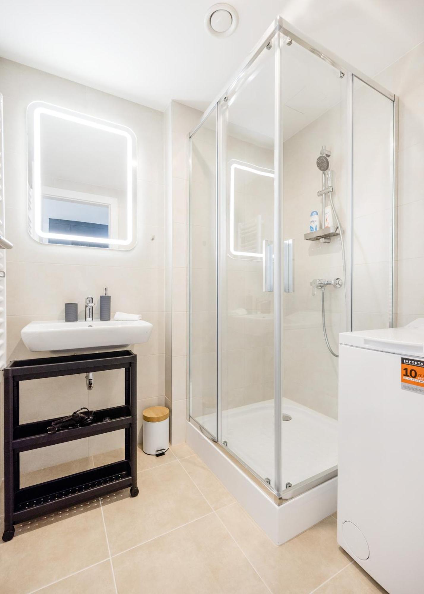 Sleek With Balcony And Parking דירה בודפשט