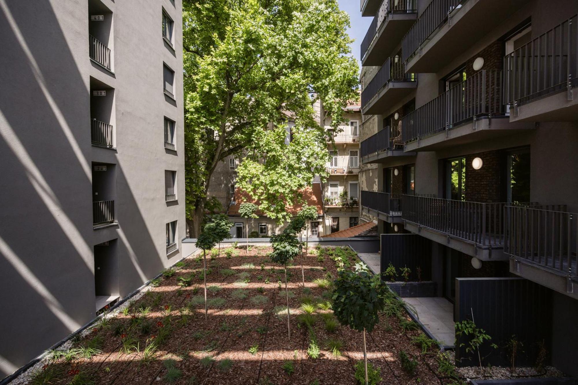 Sleek With Balcony And Parking דירה *