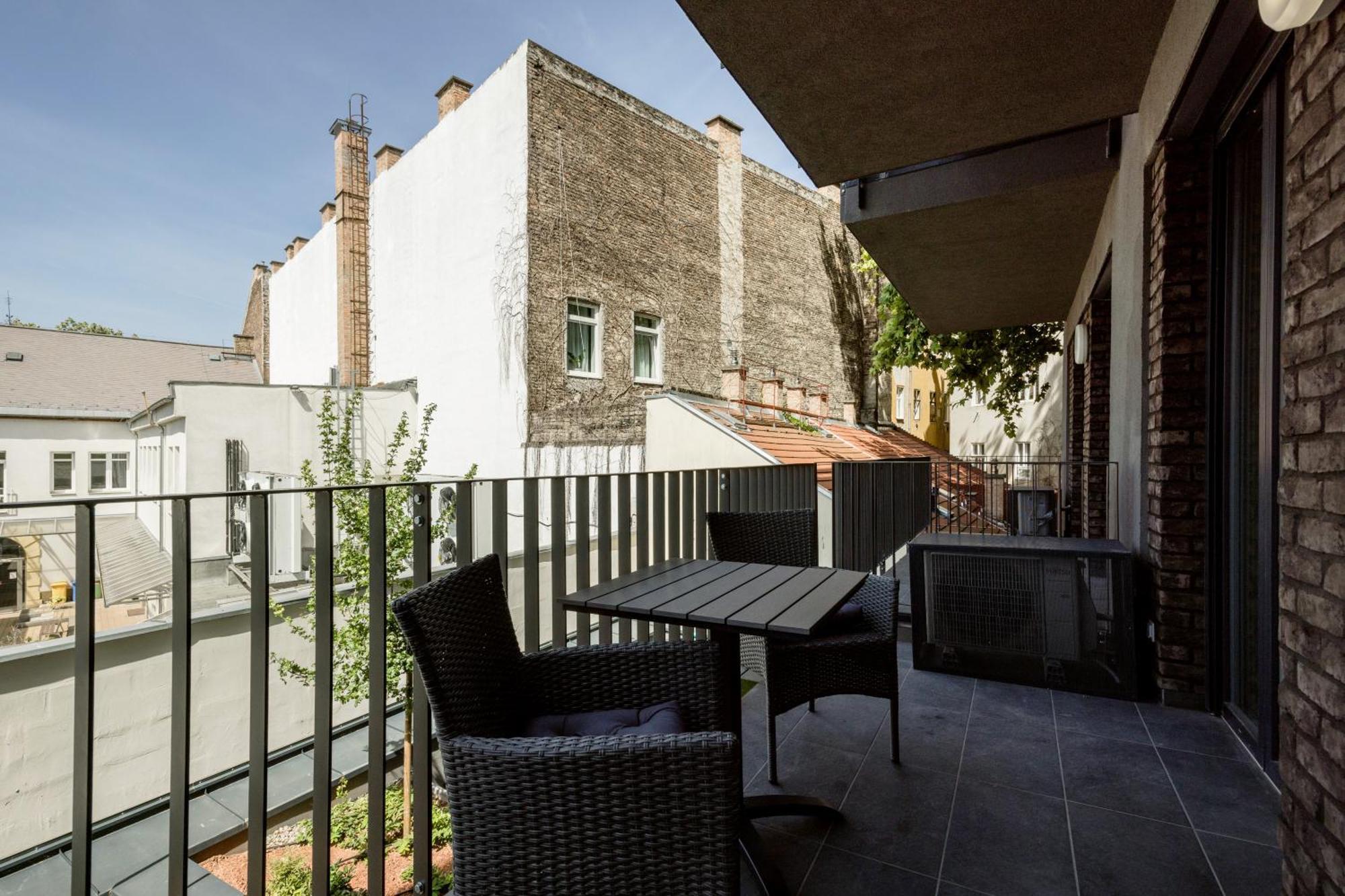 Sleek With Balcony And Parking דירה בודפשט