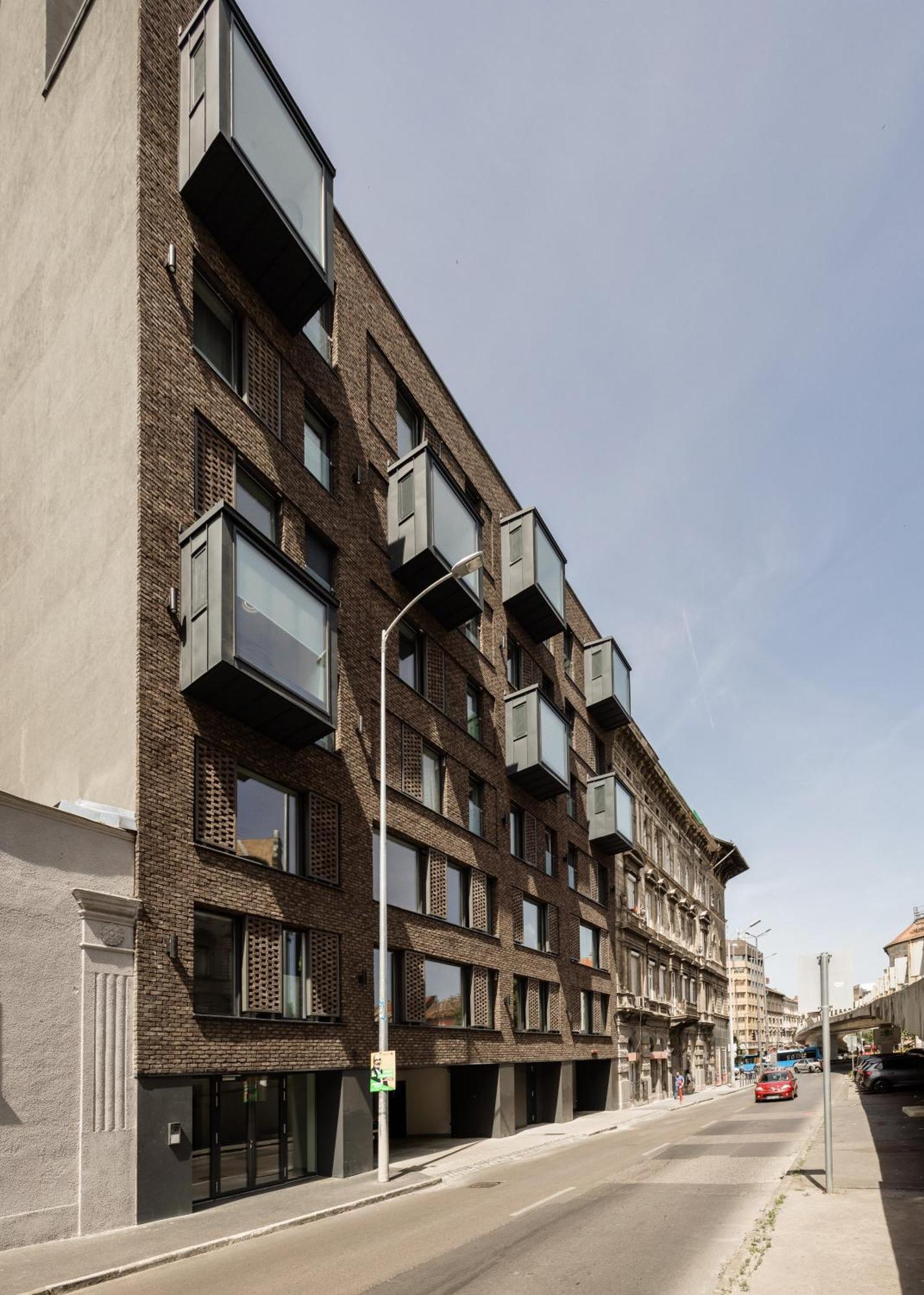 Sleek With Balcony And Parking * בודפשט