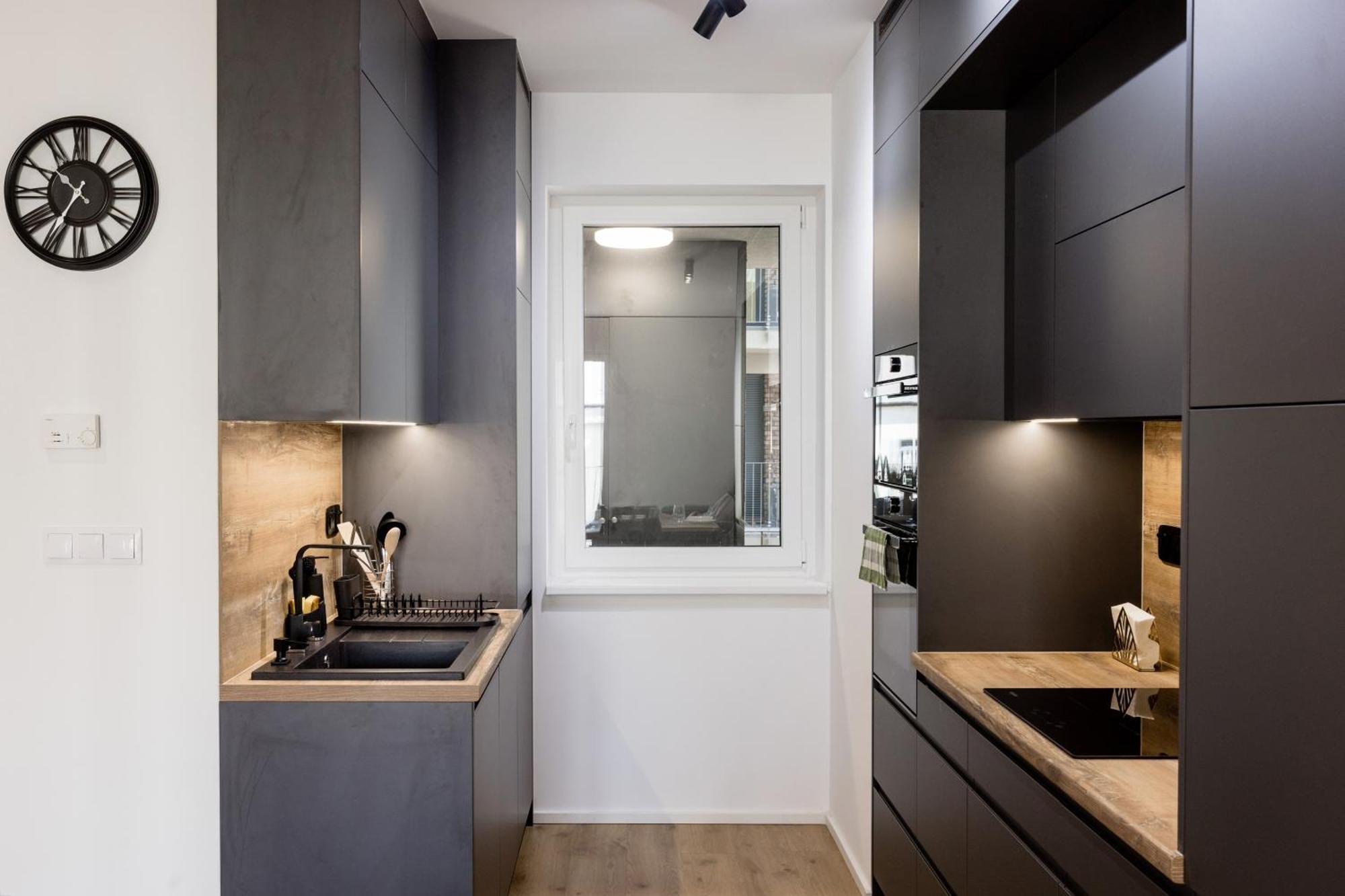 Sleek With Balcony And Parking Appartamento